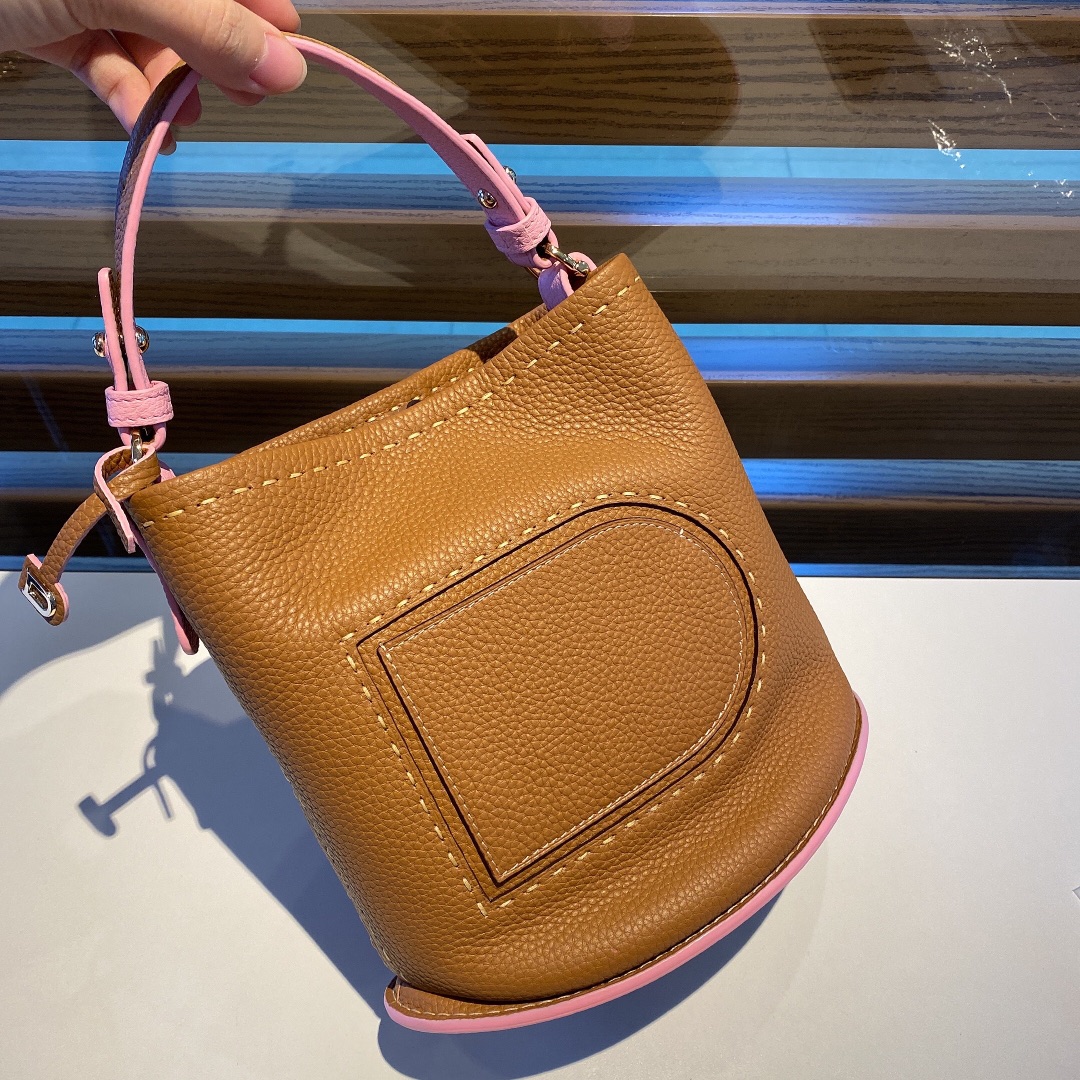 델보 팽 미니 버킷 크로스백